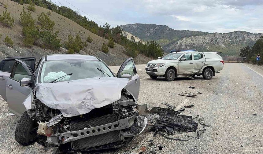 Kastamonu'da pikap ile otomobil çarpıştı: Eski belediye başkanı yaralandı