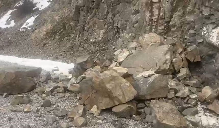 Kemah'taki deprem sonrası Hakbilir köyü yoluna kayalar düştü