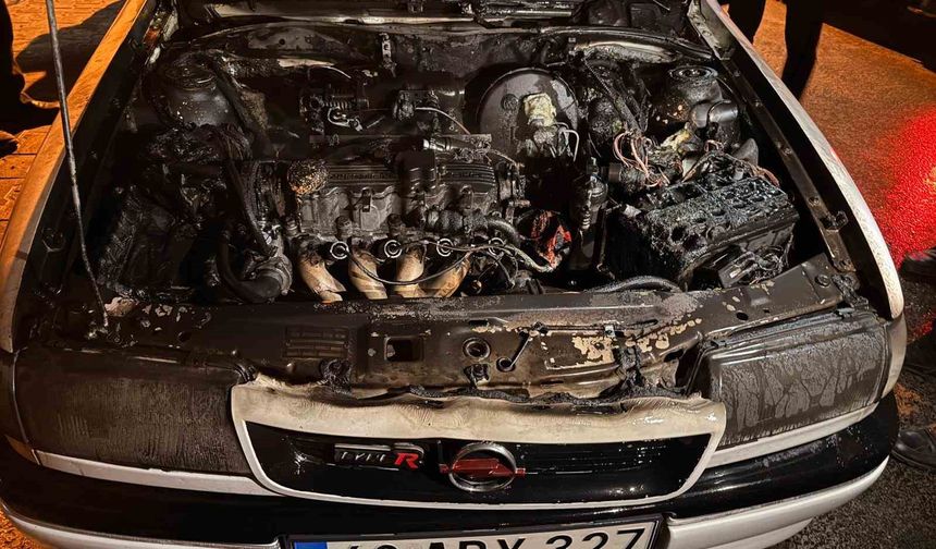 Kırşehir'de park halindeki otomobil alevlere teslim oldu