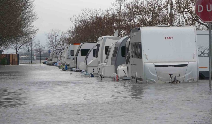 Kocaeli'de karavanlar su içinde kaldı, otopark sulara teslim oldu