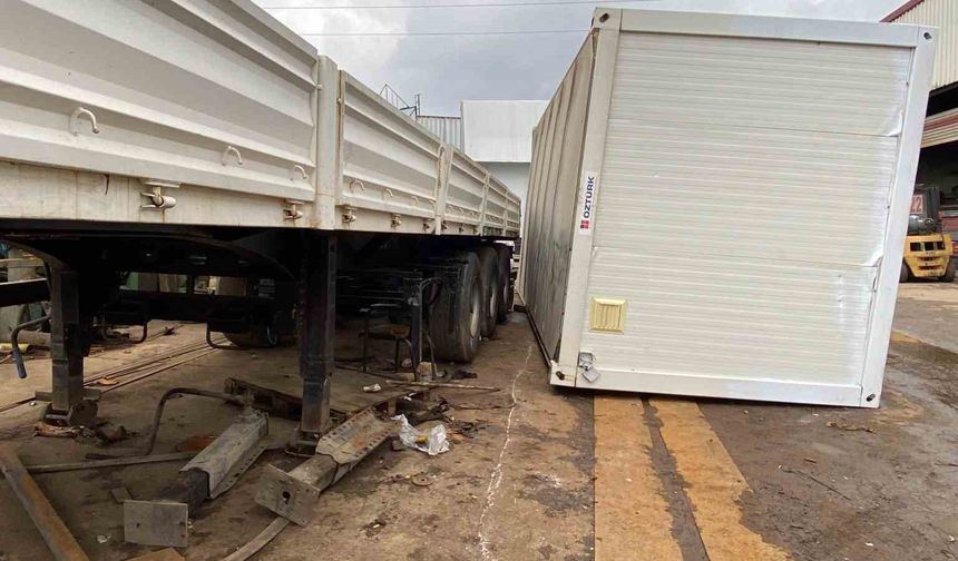 Kocaeli'de konteyner ile tır dorsesi arasında sıkışan işçi yaralandı