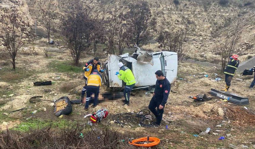 Kontrolden çıkarak şarampole uçan otomobilin sürücüsü hayatını kaybetti