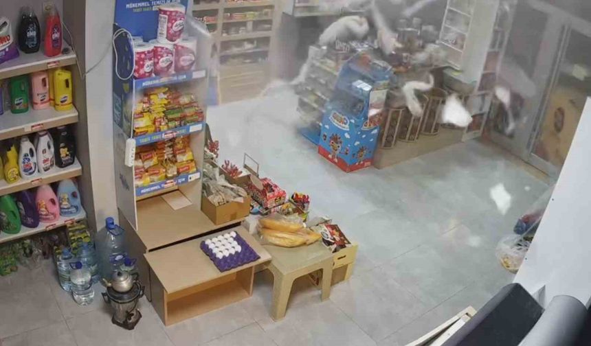 Market dolabı bomba gibi patladı: Korku dolu anlar güvenlik kamerasında