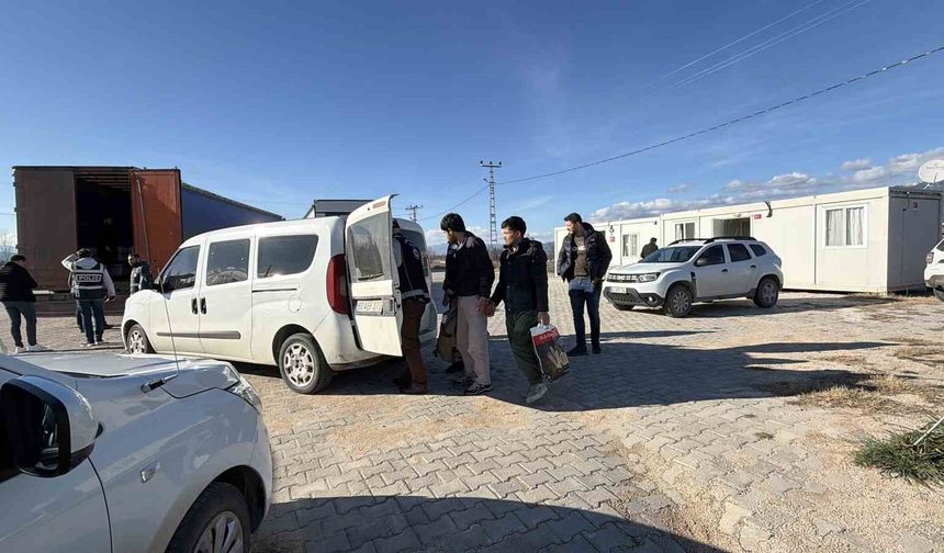 Mermer yüklü tırda gizlenen 4 kaçak göçmen yakalandı