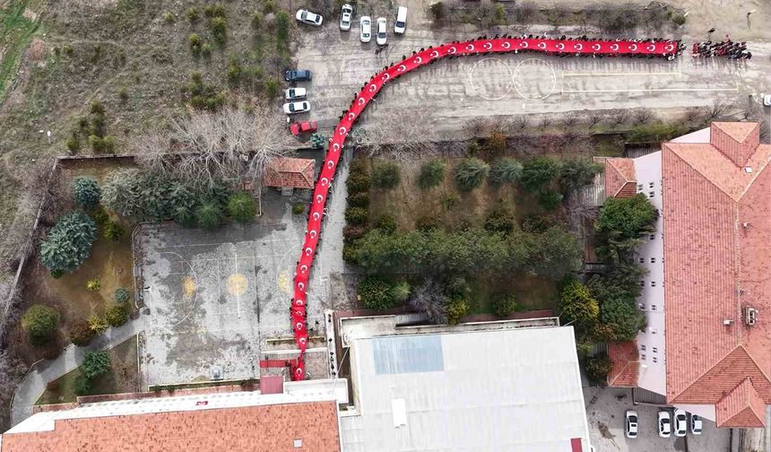 Öğrenciler, 150 metrelik dev Türk bayrağıyla okula giriş yaptı