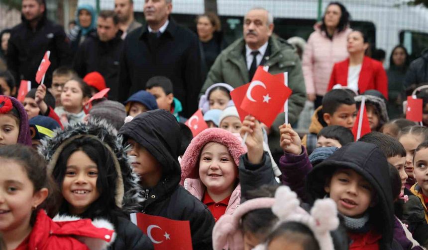 Okula gelen öğrenciler Türk bayraklarıyla karşılandı