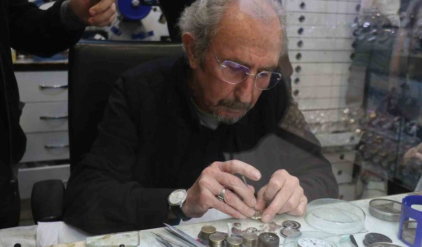 Okuldan vazgeçti, ömrünü akrep ve yelkovana adadı