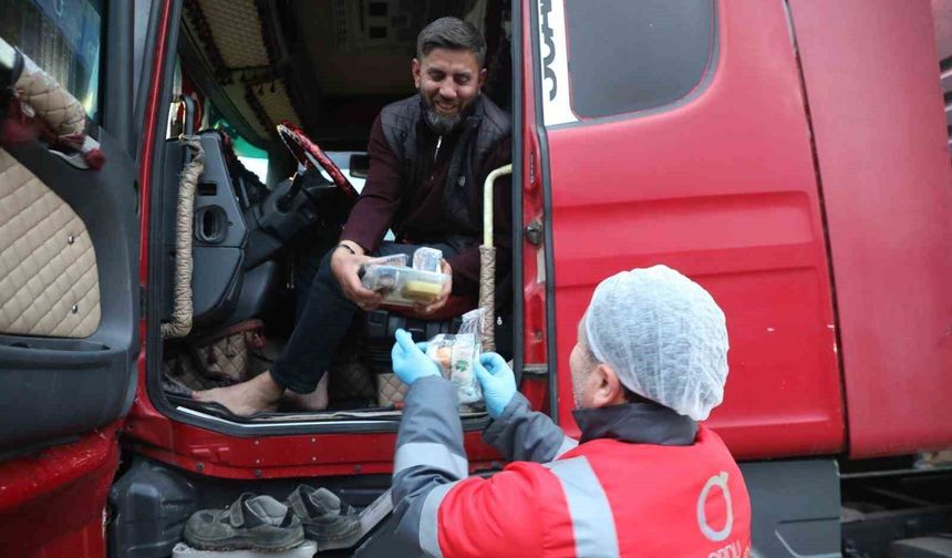 Ordu'da yolda olanlara iftar yemeği ikramı sürüyor