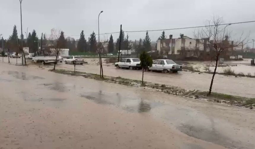 Osmaniye'de servis aracı mahsur kaldı, birçok bölgede su taşkını yaşandı