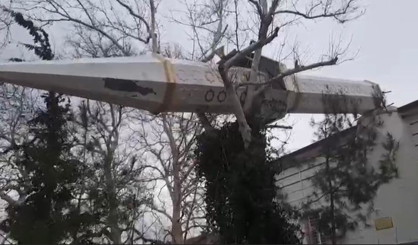 Osmaniye'de şiddetli rüzgar cami minaresini devirdi