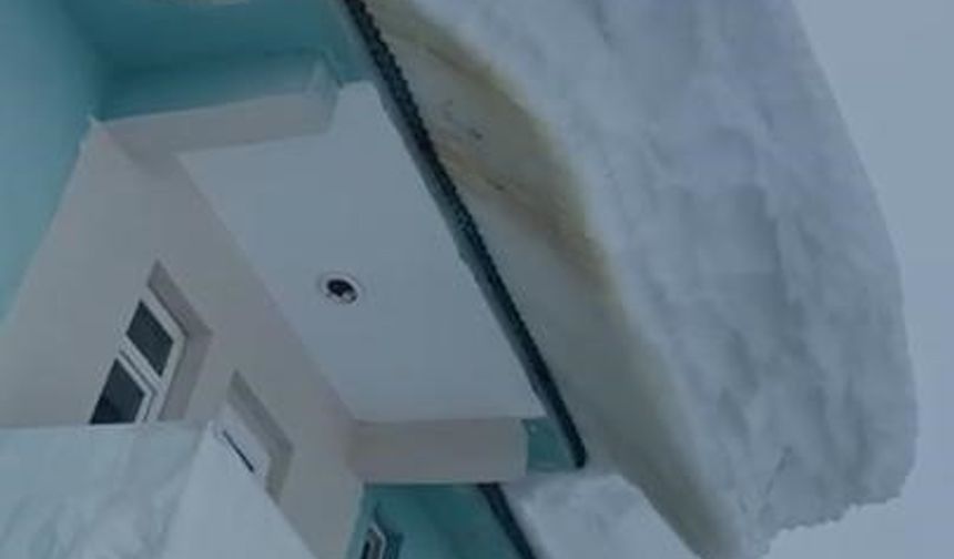 Ovacık'ta bina çatılarında sarkan kar kütleleri hayrete düşürdü