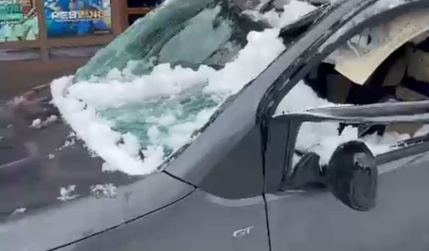 Park halindeki aracın üzerine çatıdan kar kütlesi düştü