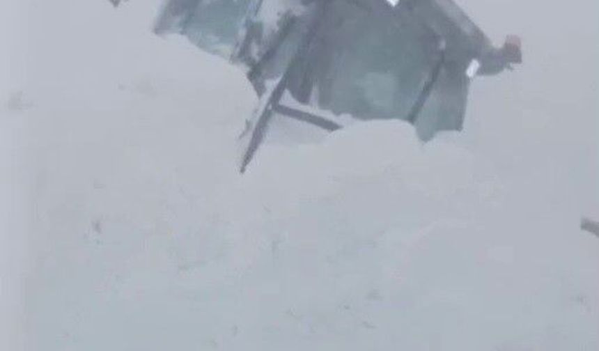 Sahara Geçidi'nde çığ: Kurtarma ekipleri de mahsur kaldı