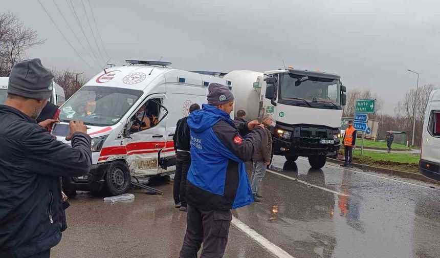 Sakarya'da ambulans ile işçi servisi çarpıştı: 11 yaralı