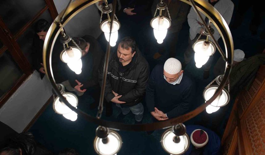 Sakarya'da Berat Kandili'nde vatandaşlar camileri doldurdu