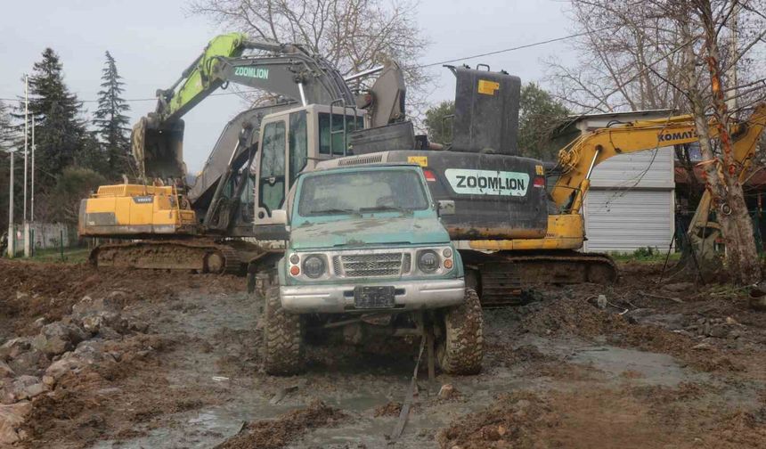 Sakarya'da 'fıkra gibi olay: Kurtarmaya gelen de battı