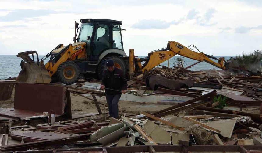 Side büyük plajda günübirlik 15 işletme yıkıldı