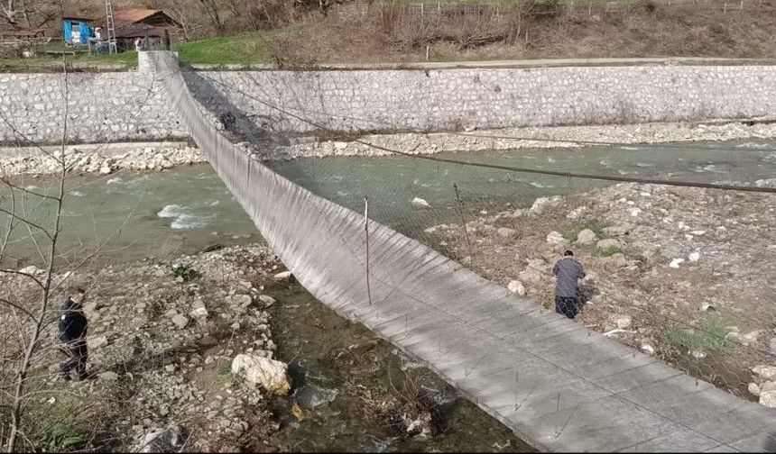 Sinop'ta fırtına asma köprüyü devirdi: 2 yaralı