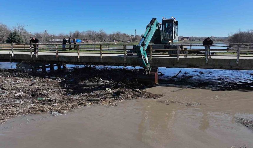 Taşkın nedeniyle kapanan tarihi köprü gözleri açılıyor