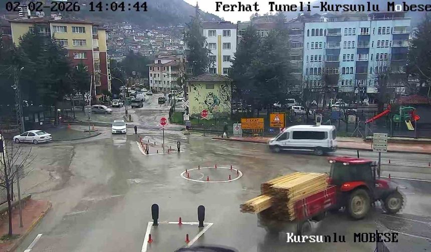 Traktörün devrilen römorkundaki keresteler yola dağıldı: O anlar kamerada