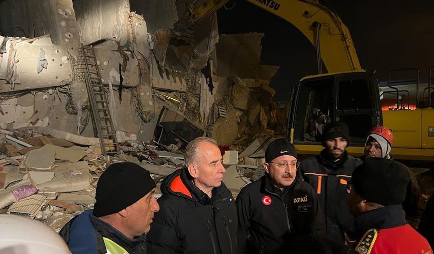 Unutulmayan fedakarlık: Kolunda kemoterapi serumuyla deprem bölgesinde çalıştı