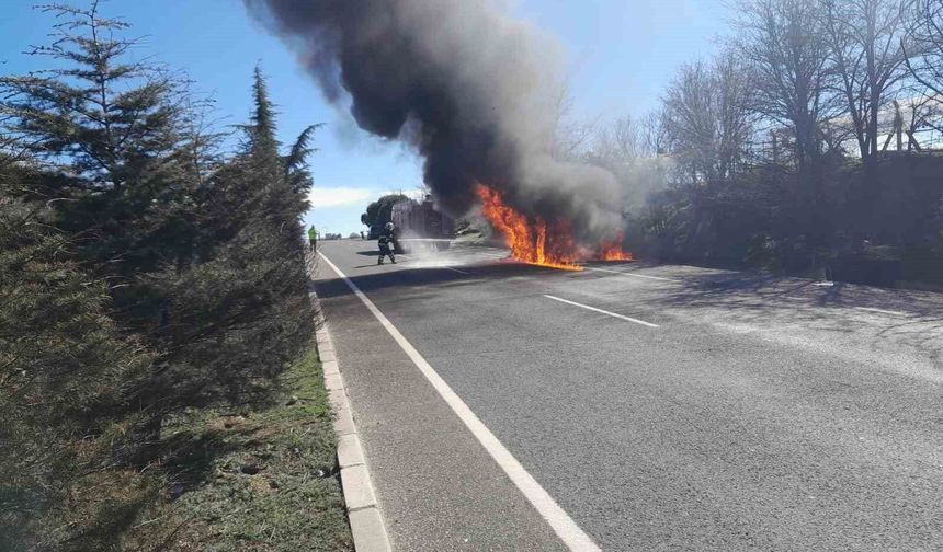 Uşak'ta yangın çıkan cip küle döndü