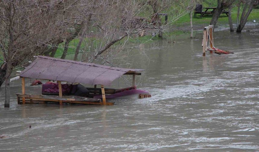 Yeşilırmak Nehri'nde su seviyesi 2 metreye kadar yükseldi, piknik masaları akıntıya kapıldı