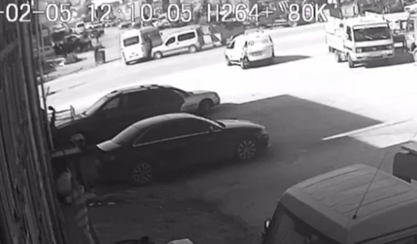 Yolcu minibüsü ile hafif ticari aracın karıştığı kaza anı kameraya yansıdı