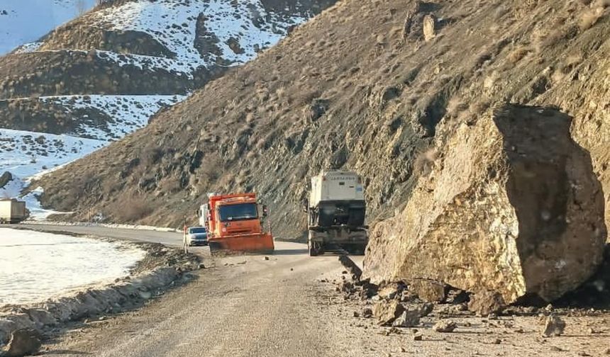 Yüksekova-Van karayolunda faciadan dönüldü: Dev kayalar yola düştü