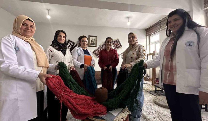 Yüksekova'da kadınların sabrı motiflere dönüşüyor: Yünün kilim yolculuğu