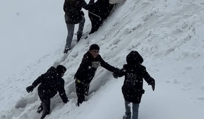 Yüksekova'da tepsiler kızak oldu, karlı yamaçlar oyun alanına dönüştü