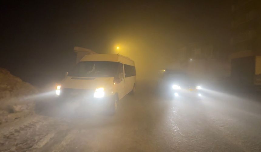 Yüksekova'da yoğun sis görüş mesafesini 5 metreye düşürdü