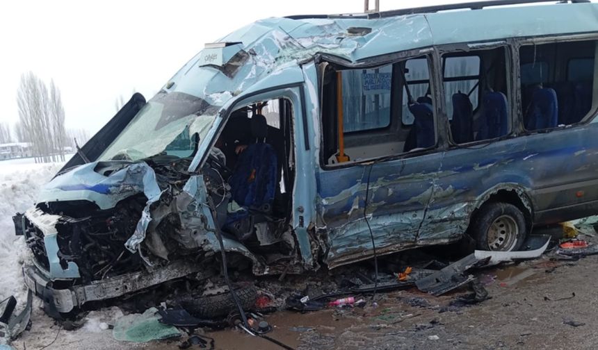 Yüksekova'da yolcu minibüsü ile otobüs çarpıştı: Çok sayıda yaralı var