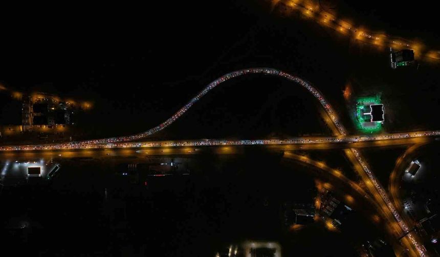43 ilin geçiş noktasında tatilcilerin dönüş yolculuğu sürüyor: Araç kuyruğu 40 kilometreyi aştı