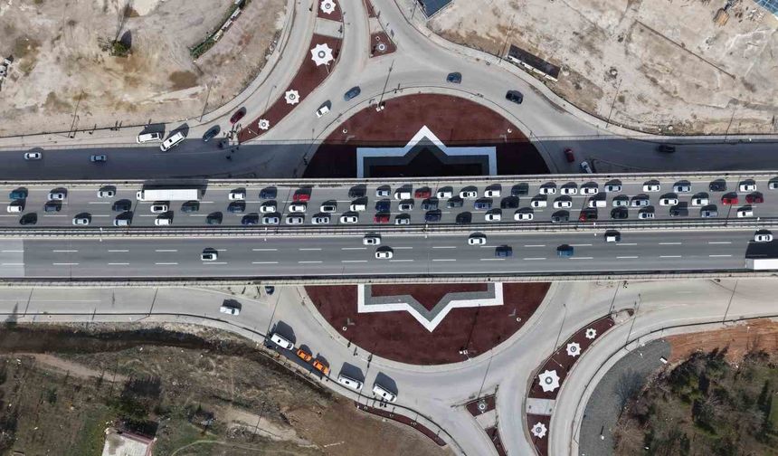 43 ilin geçiş noktasında yoğun trafik: Kilometrelerce araç kuyruğu havadan görüntülendi