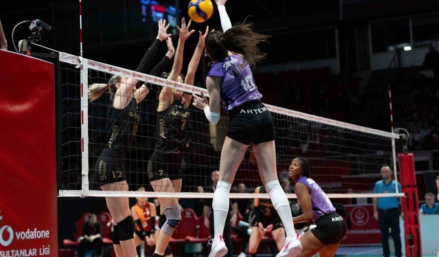 5 setlik derbinin galibi Eczacıbaşı Dynavit