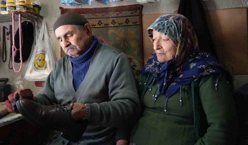 64 yıllık ayakkabı tamircisi, her sabah dükkanını eşiyle açıyor