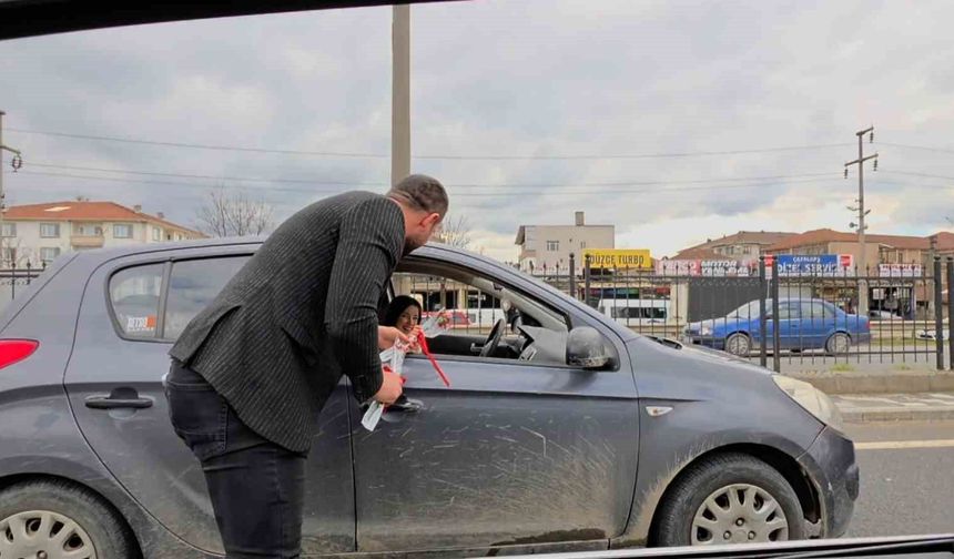 90 yaşındaki ninesiyle şiddete dikkat için Düzce'yi dolaştı