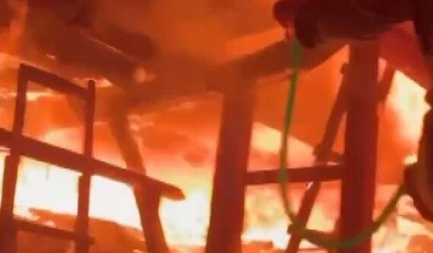 Ahşap ev alev topuna döndü