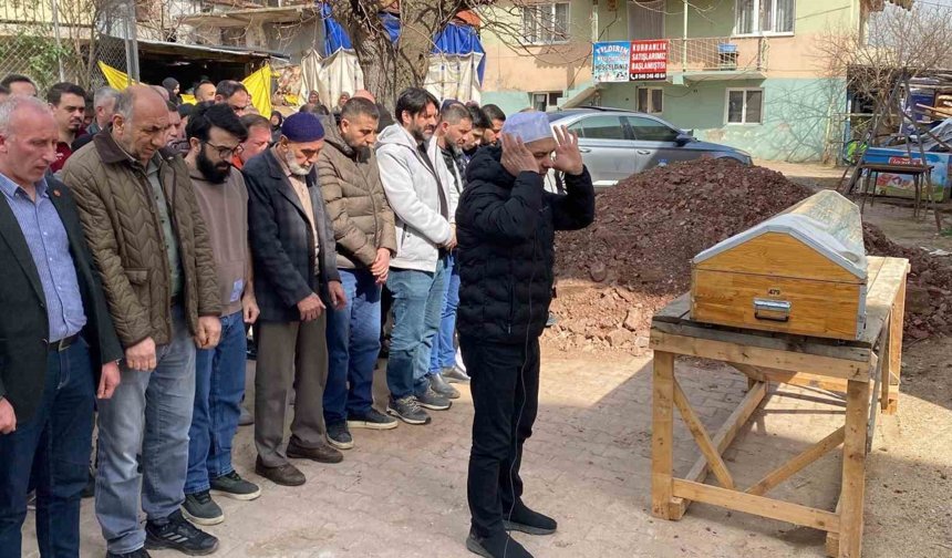 Ahşap evdeki yangında hayatını kaybeden bedensel engelli kişi toprağa verildi