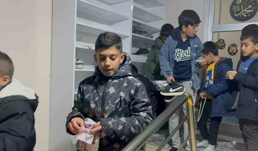 Aksaray'da teravih namazına gelen çocukların ayakkabılarına harçlık konuldu