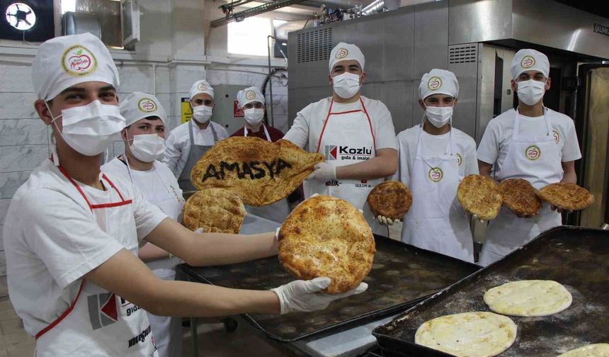 Amasya'da Ramazan pideleri meslek liselilerden