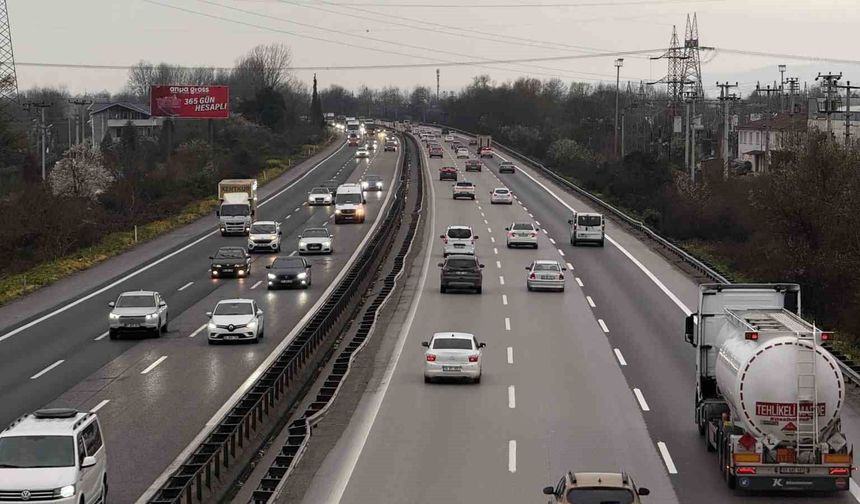Anadolu Otoyolu'nda bayramın son günü akıcı yoğunluk