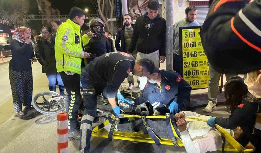 Aniden duran otomobile motosiklet çarptı: 1 yaralı