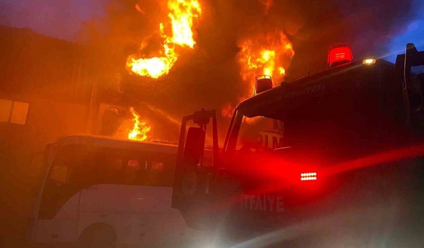Antalya'da inşaat malzemeleri deposunda yangın