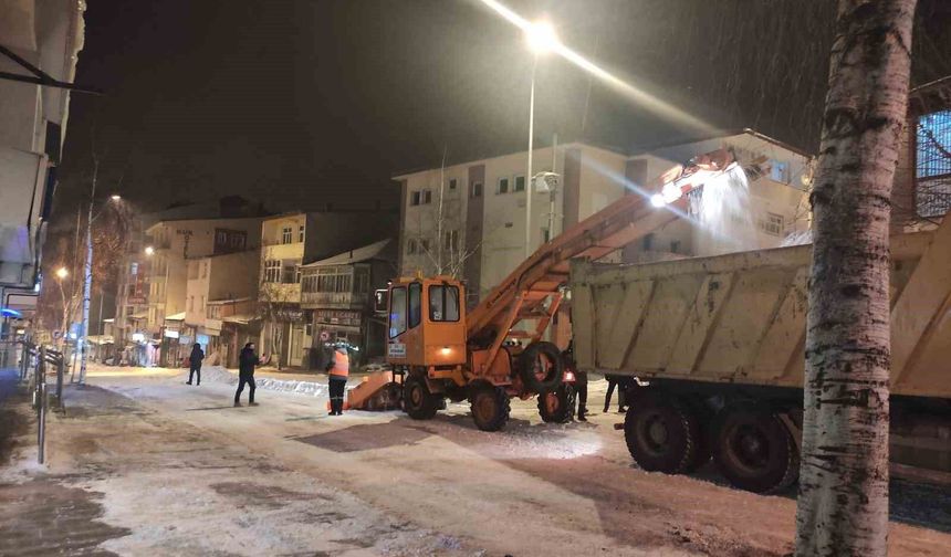 Ardahan Belediyesi karla mücadelesini sürdürüyor