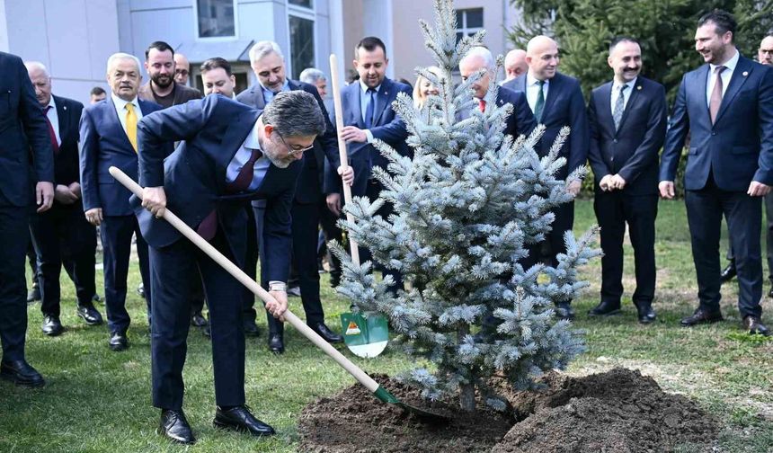 Bakan Yumaklı Kırklareli Valiliği bahçesine fidan dikti