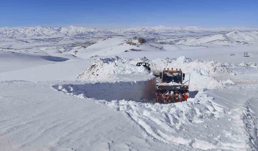 Başkale'de 3 metreyi bulan kar tünellerinde çalışma