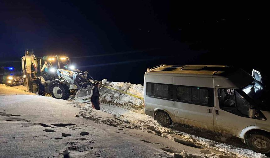 Başkale'de yoldan çıkan minibüs kara saplandı