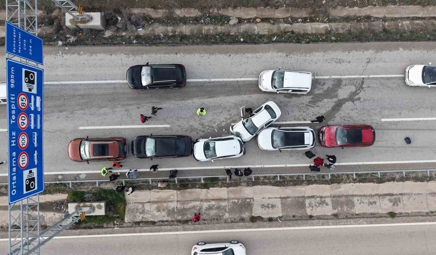 Bayram dönüşü zincirleme kaza: Anne ve iki çocuğu yaralandı